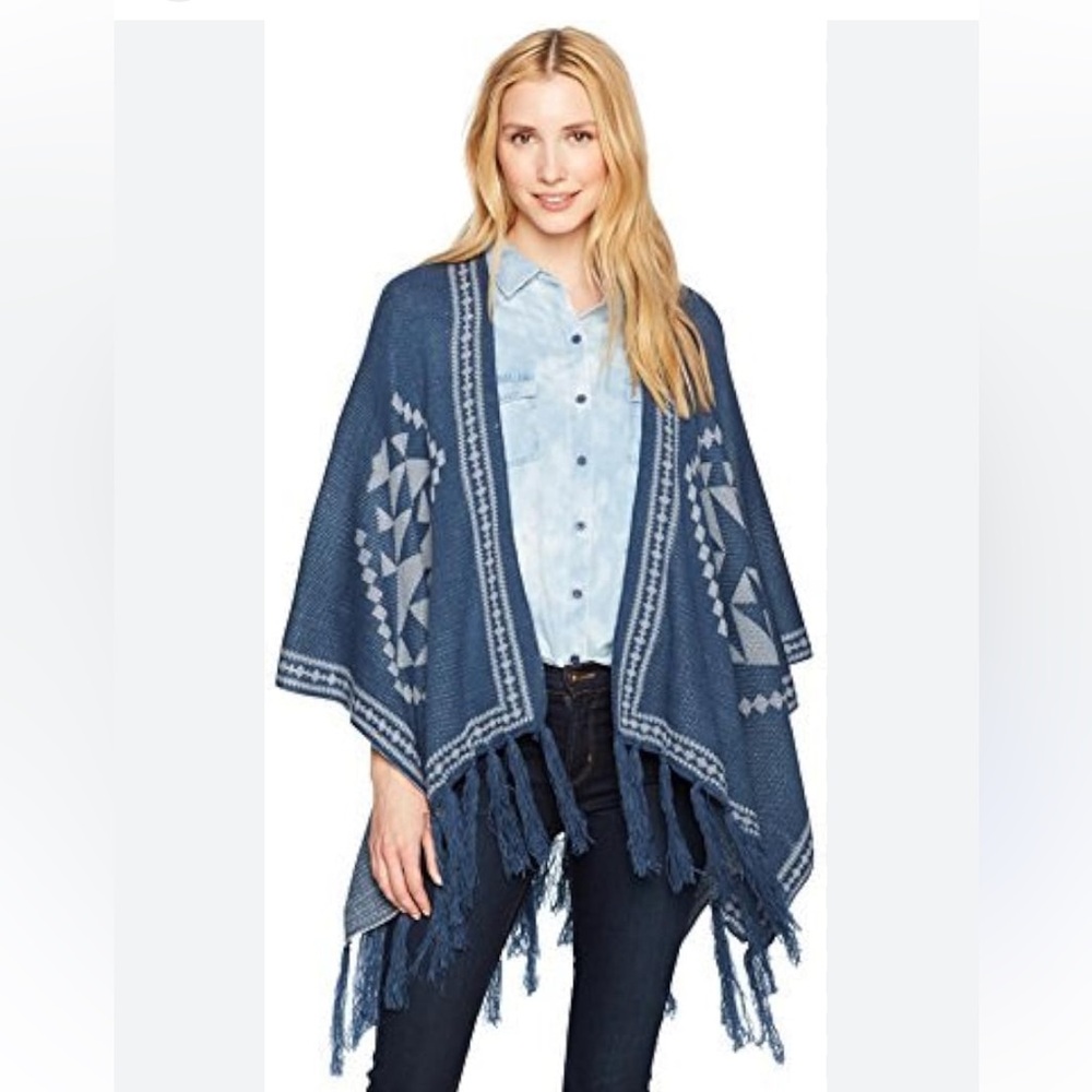 Jessica Simpson Women's Aztec Pattern Ruana with Knot Fringe / one size